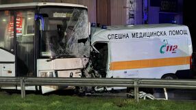 Тежка катастрофа между автобус и линейка, има загинал 