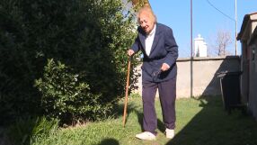 Оставена без ТЕЛК вече 8 месеца: Самотна жена, която трудно се движи, чака решение 