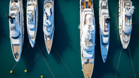 7 луксозни яхти за над 100 млн. долара потънаха при пожар на яхтено пристанище