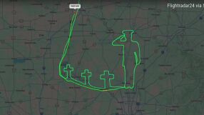 Пилот изрисува фигури чрез самолета си в памет на загинали войници в Ирак (ВИДЕО)