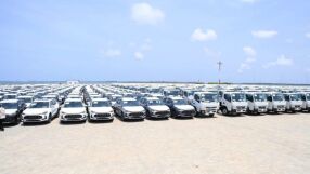 Хиляди луксозни коли са блокирани на малък остров заради войната в Близкия изток