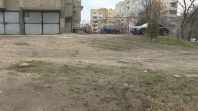 40 г. живущи чакат асфалт около блока си: "Газим през калта" и "Само ядем едни сладки десерти"