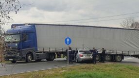 Мъж е в тежко състояние, след като кола се удари в тир на пътя Пловдив - Садово