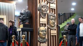 Поставиха маски на Катя Паскалева, Васил Попов и Константин Коцев в Сатиричния театър