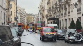 Пожар в петзвезден в Париж: Наложи се евакуация на гостите (ВИДЕО)