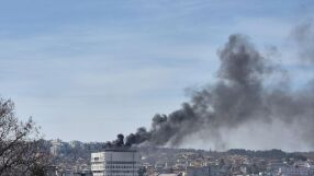 Пожар гори на покрива на сградата на общината в Разград, всички са евакуирани