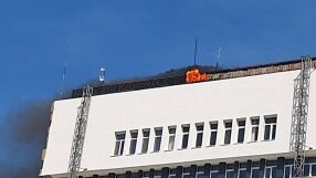 Пожар гори на покрива на сградата на общината в Разград, всички са евакуирани