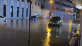 Проливни дъждове наводниха Дубай (СНИМКИ, ВИДЕО)