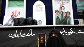 Зад стените на Техеран: Редки кадри показват живота в сърцето на войната