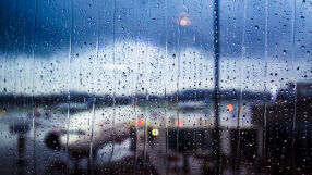 Силен дъжд отмени десетки полети в Турция