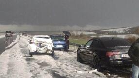 Дете пострада, след като кола навлезе в аварийната лента на "Хемус", удари спяла кола, а тя друга пред нея