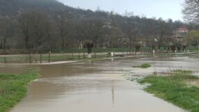 Тревожна ситуация: Река е излязла от коритото си тази сутрин и заплашва село Априлово