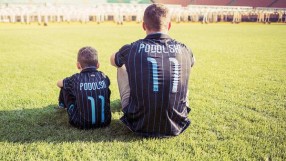 Подолски ядосан, че канят сина му на проби