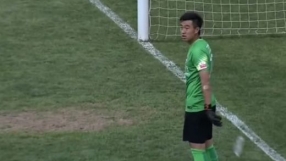 Вкараха гол на вратар, докато пие вода (ВИДЕО)