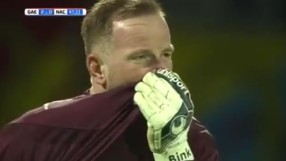 Фенове почетоха противников вратар в труден момент (ВИДЕО)