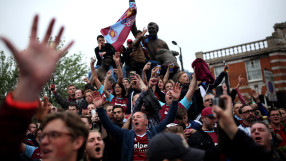 Доживотни наказания за феновете, атакували автобуса на Юнайтед