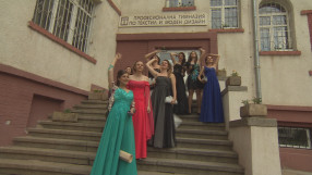 Родители масово теглят бързи кредити преди баловете