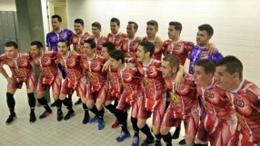 Испански клуб излиза на терена само по... мускули (СНИМКИ)