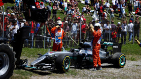 Пореден епизод от битката Хамилтън - Розберг, двамата съотборници катастрофираха (ВИДЕО)