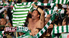 Това вече е ултрас: мъж разпъна детето си като шал (ВИДЕО)