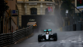 Люис Хамилтън взе трудна победа в Монако