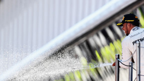 Хамилтън победи в Испания след люта битка с Фетел