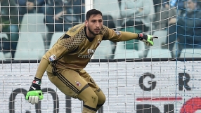 Донарума позира с фланелка на 