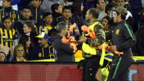 Бебета прекъснаха дерби в Аржентина (ВИДЕО)