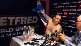 Световен шампион лъсна гол на пресконференция (ВИДЕО и СНИМКИ)