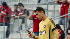 Вратарят, който не може без смартфона си дори на мач (ВИДЕО)