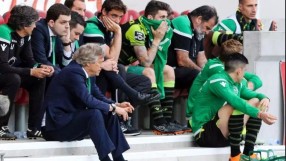 Бесни ултраси нападнаха футболистите на 