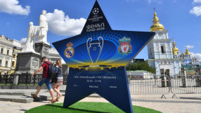 Хиляди фенове на 