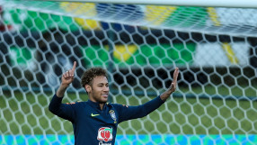 Неймар гледа към хотела на 