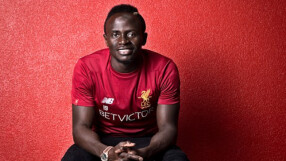 Мане подари 300 фланелки на 