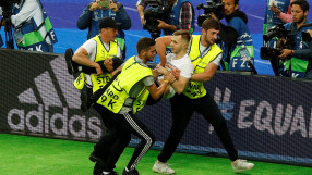 Фен пребори охраната в Киев, за да е близо до Роналдо и компания (ВИДЕО И ГАЛЕРИЯ)