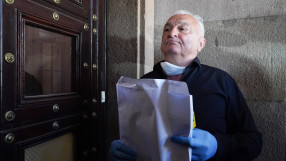 НА ЖИВО: Бойко Борисов получава акциите на 