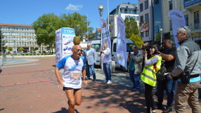 Маратон с ананас: Израелец се превърна в сензация във Варна (ВИДЕО)