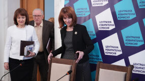 ЦИК изтегли жребия за бюлетините - ето кои номера се паднаха на партиите и коалициите