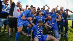 Танци, песни и скандирания в съблекалнята на 