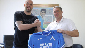 Николай Михайлов остава в 