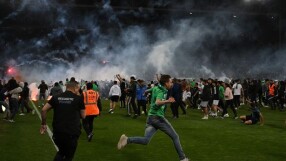 Фенове преследваха футболисти на 