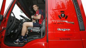 Съотборниците му летяха с лимузини, а той идваше на тренировка с камион