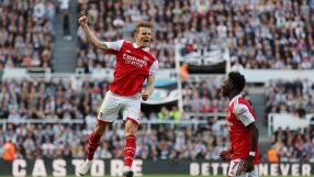 Арсенал продължава да диша във врата на Манчестър Сити