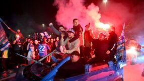 Уникално видео: Как Марадона връчи трофея на Наполи