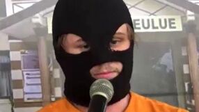 Сърфист е изправен пред присъда от 40 удара с камшик