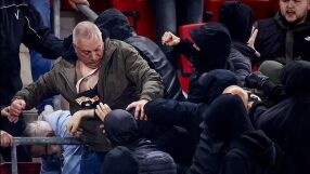 Сам срещу всички: Фен брани майки с деца след АЗ - Уест Хем (ВИДЕО)