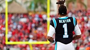 Играч от НФЛ няма отбор, защото е... женствен