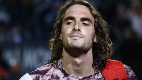 Циципас псува майка си, че говори на руски