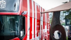 Автобусът на ЦСКА 1948 се заби в паметника пред стадиона (ВИДЕО)