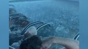 Какво е да си в басейн със симулирана буря?